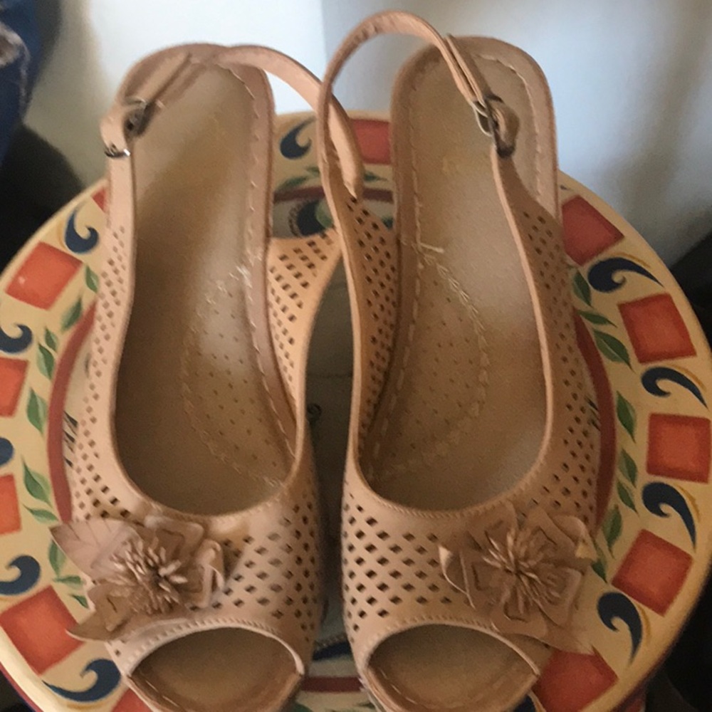 Made by Alexix Leroy. Sand color sling back. Sz 9